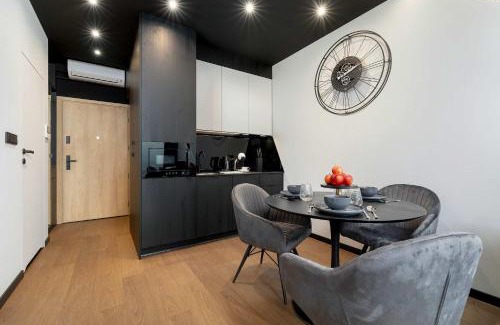 Katowice Apartment | Luksusowe, Klimatyzowane Studio w Centrum Katowic z Pięknym Widokiem na Miasto, Wanną z Hydromasażem, Biurkiem i Parkingiem by Renters Prestige