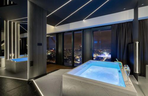 Katowice Apartment | Luksusowe, Klimatyzowane Studio w Centrum Katowic z Pięknym Widokiem na Miasto, Wanną z Hydromasażem, Biurkiem i Parkingiem by Renters Prestige