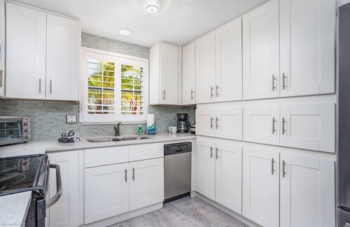 Siesta Key Condo | Lulu's Cozy Beach Cottage #1 | 5 Min. Walk to Beach | Dog Friendly | Pool | $185 Free Activities!