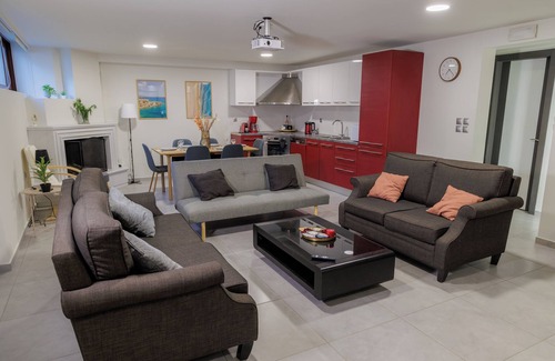 Kalamata House | Lumelia Mansion Your Sunny Garden Stay