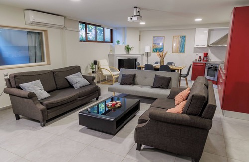 Kalamata House | Lumelia Mansion Your Sunny Garden Stay