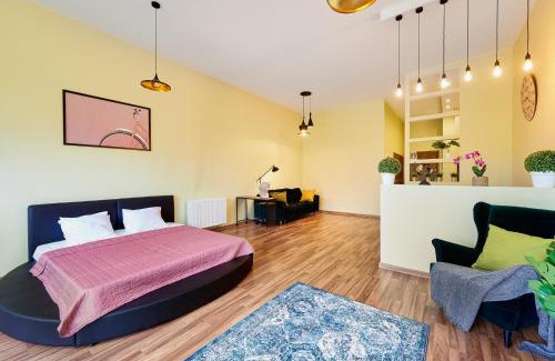 Lodz Apartment | Lumina Loft Tymienieckiego with a view of the lake