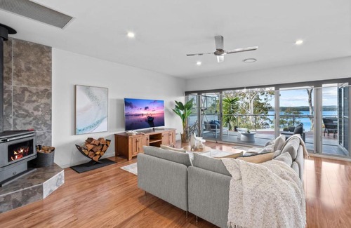 Silverwater House | Luminara Lago 6br Waterfront Retreat with Pool at Silverwater