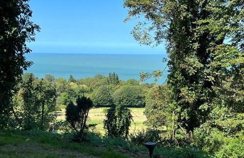Trouville-sur-Mer Apartment | Lumineux appartement, jardin, vu sur mer