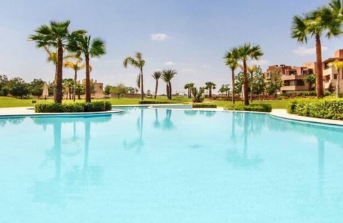 Marrakech Condo | Lumineux et Vue Dégagée sur Piscine à Prestigia