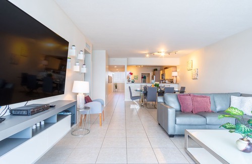 Sunny Isles Beach Condo | Luminous corner condo overlooking the bay | WIFI + Netflix + Parking