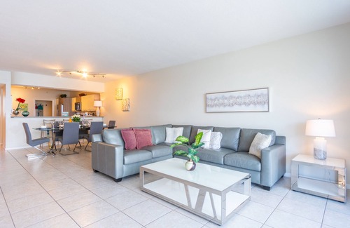 Sunny Isles Beach Condo | Luminous corner condo overlooking the bay | WIFI + Netflix + Parking