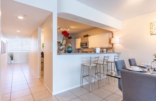 Sunny Isles Beach Condo | Luminous corner condo overlooking the bay | WIFI + Netflix + Parking