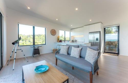 Surfdale Apartment | Luna Cottage. Stunning ocean views on Waiheke