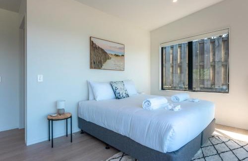 Surfdale Apartment | Luna Cottage. Stunning ocean views on Waiheke
