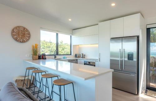 Surfdale Apartment | Luna Cottage. Stunning ocean views on Waiheke