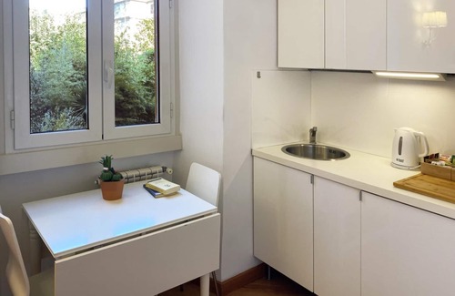 Quartiere XI Portuense House | Luna Rossa Guest House Yellow Suite with Jacuzzi and garden view