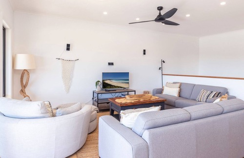 Boomerang Beach House | Lunar Sea kick back and enjoy Panoramic Ocean Views at Boomerang Beach