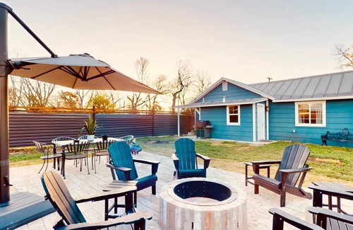 Universal City House | Lupita’s Casita Cozy, Spacious Yard, Sleeps 10, Pets OK, Fire Pit & Patio