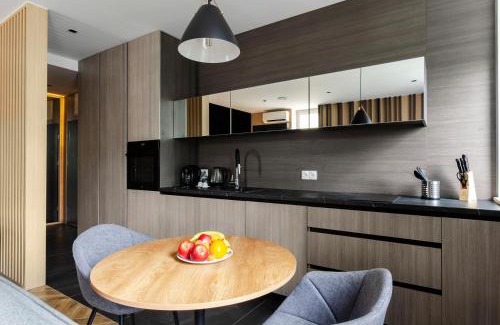 Lodz Apartment | LupoApartments z Klimatyzacją do wyboru z Jacuzzi Pole Dance Parking Dostęp na Kod