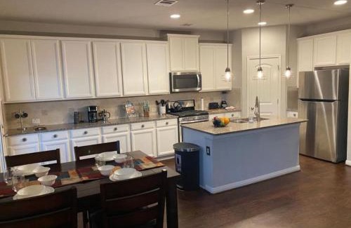 San Antonio House | Lush 4BR, Large Bckyd, Hot Tub (Tal)