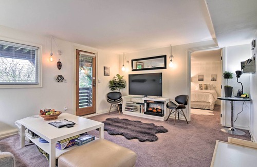 Lair Hill Apartment | Lush Portland Flat w/ Fire Pit, 4 Mi to Dtwn!