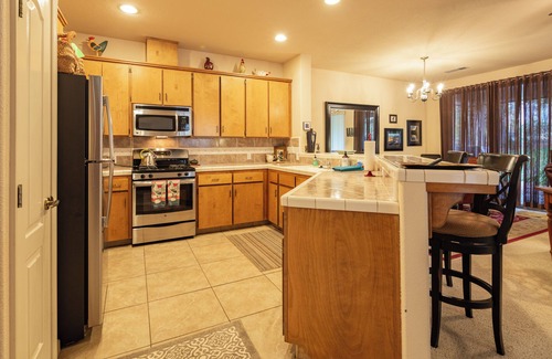 Three Rivers Villa | Lux 2/2 w/firepit 10 min from Sequoia Nat'l Park & beside the Kaweah main fork