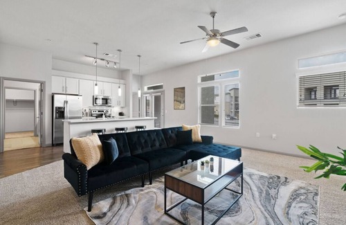 Montopolis Apartment | LUX 2B2B Apt Near Heart of Austin w/Pool & Parking