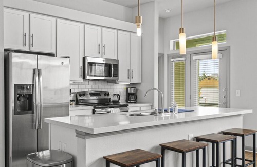 Montopolis Apartment | LUX 2B2B w/Pool & Parking near the Heart of Austin