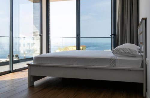 Praia Apartment | Lux 3-BR: Panoramic Sea View & Rooftop Pool