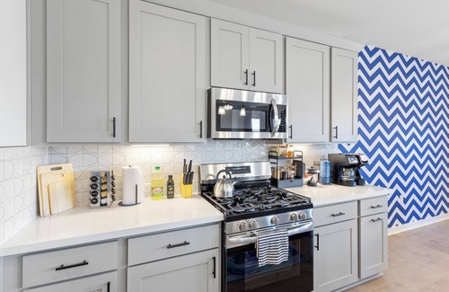 Del Valle House | Lux 3bd, Game room with 85" TV, gym, firepit, Minutes to Tesla, COTA, Airport