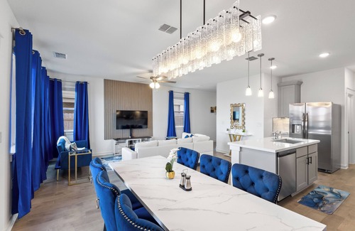 Del Valle House | Lux 3bd, Game room with 85" TV, gym, firepit, Minutes to Tesla, COTA, Airport