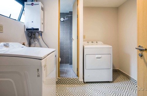 Granada Apartment | Lux 3BR Apt | 2 Cool Rooftops+FirePit+B/Center+Gym
