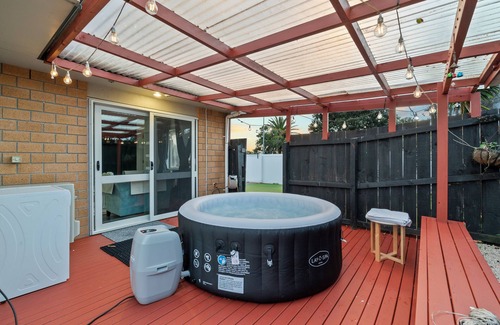 Flat Bush House | Lux 4 bdroom in Manukau with Spa, Patio and Light Breakfast
