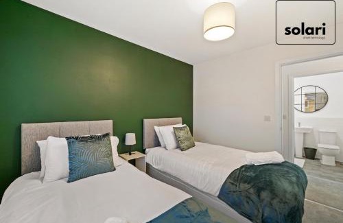 Margate Old Town Apartment | Lux 4 Bed Contractor x Relocator Apartment, 30 Percent Off Monthly Stays, FREE Multiple Parking Spaces, Super Fast WiFi, Streaming Services included, Close to A1