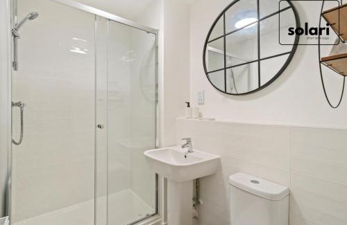 Margate Old Town Apartment | Lux 4 Bed Contractor x Relocator Apartment, 30 Percent Off Monthly Stays, FREE Multiple Parking Spaces, Super Fast WiFi, Streaming Services included, Close to A1