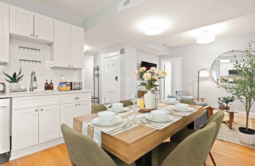 Mid-Cambridge Apartment | Lux 4 Bedrooms/2 Bathrooms. Walk to Harvard, T line + Free Parking