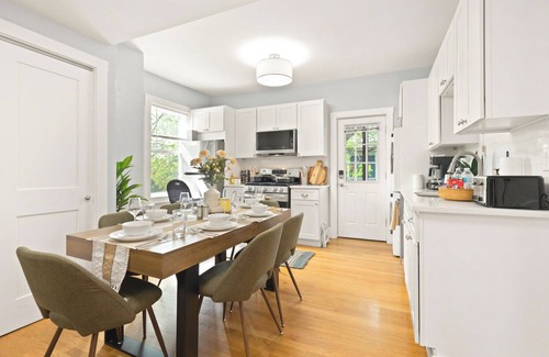 Mid-Cambridge Apartment | Lux 4 Bedrooms/2 Bathrooms. Walk to Harvard, T line + Free Parking