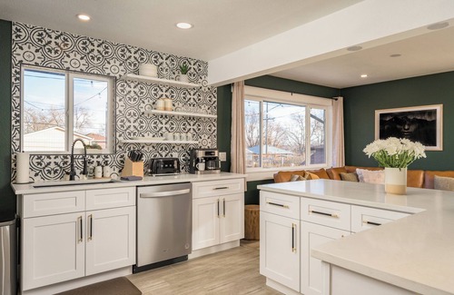 Alta Vista Area House | LUX 6BR Retreat/Sleeps 14/Large Backyard/HotTub & FirePit/15 Mins to DEN