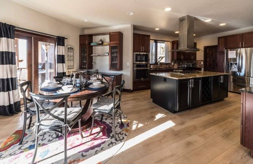 Fraser House | Lux 8000 SQ Ft, 9 BDR, 15 Beds, Hot Tub, Large Groups!