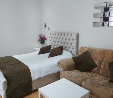 Tinsley Green Apartment | Lux Apartment in Gatwick