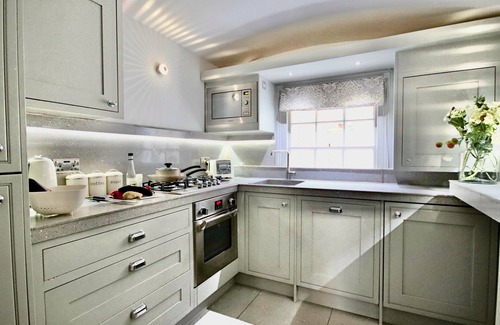 Churchill Apartment | LUX APARTMENT! WALK TO BUCKINGHAM PALACE, METROS, CAFES, PUBS, RESTOS + NETFLIX!