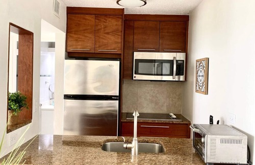 Isla Verde Condo | Lux Beachfront King Bed Washer/D Walk 2 Eat