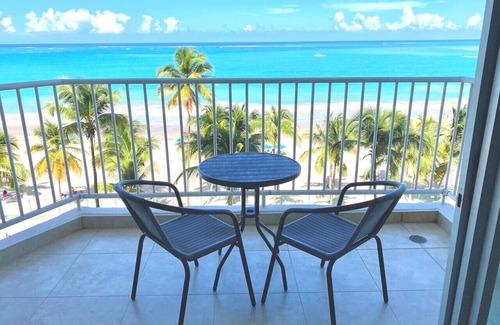 Isla Verde Condo | Lux Beachfront King Bed Washer/D Walk 2 Eat