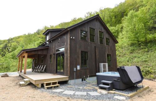 Central Vermont- Killington House | Lux Chalet 4 Bd Fireplace HotTub AC Pet Friendly
