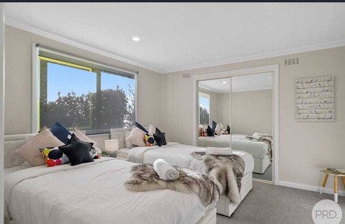 Bendigo House | LUX ENTIRE 4bds HOME PERFECT FOR KIDS BUSINESS TRAVELS CLOSE CBD LAKE GOLD MINES