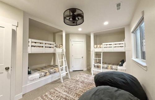 Kanab House | Lux Kanab Home with Pool Hot Tub Pickleball Courts