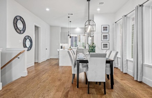 Greater East End House | Lux Living - East Downtown Rooftop with Private Chef & King Suite