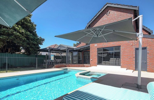 Lower Mitcham House | LUX Manor - Pool, Sleeps 12