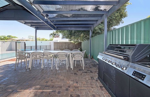 Lower Mitcham House | LUX Manor - Pool, Sleeps 12