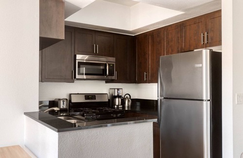 La Brea Apartment | Lux Mid-Wilshire 2BR w/Sundeck, BBQ, near The Grove, by Blueground