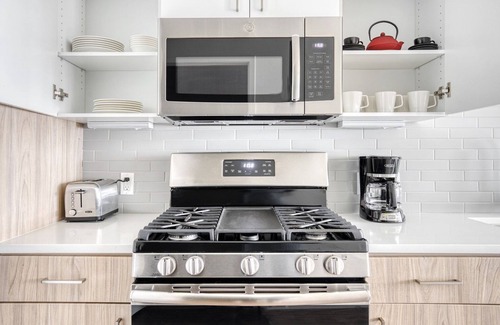 Oakland Ave - Harrison St Apartment | Lux Oakland Studio w/Gym, Pool & AC, 2 min walk to Target, by Blueground