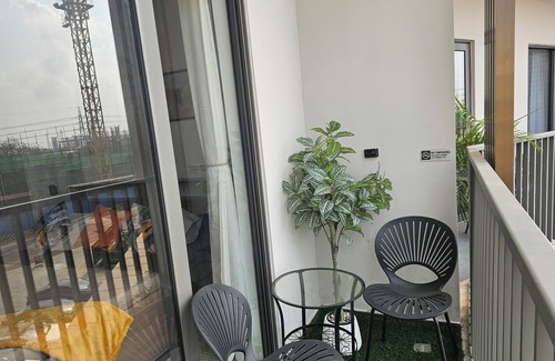 North Kaneshi Apartment | Lux Studio with Balcony & City View @ Loxwood House- East Legon