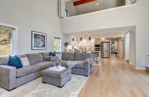 Deer Valley House | Lux Townhome, Central Location, Hot Tub, EV Charging + Short Walk to Free Shuttle!