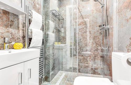 Kensington Apartment | LUXaway Holland Park Studio With AC - sleeps 8